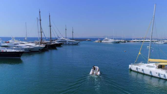 欧洲希腊雅典爱琴海游艇码头白天深蓝色大海