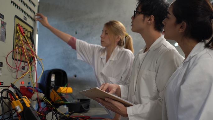 在大学的实验室里，由不同的学生组成的团队负责电气连接