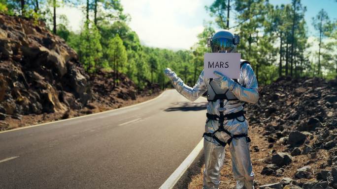 宇航员正在寻找前往火星的机会。在山路上搭便车