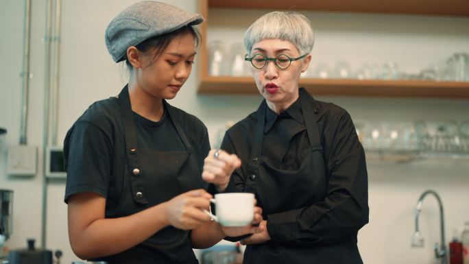 小企业的年轻女孩正在接受咖啡培训，成为一名好的咖啡师