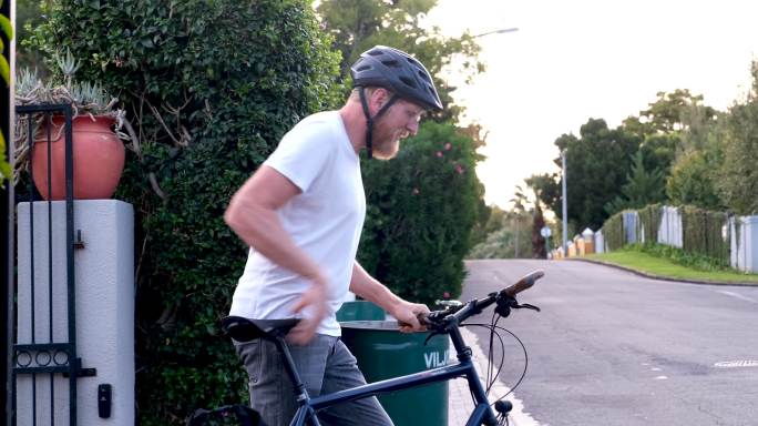 单身男子骑自行车在家上班
