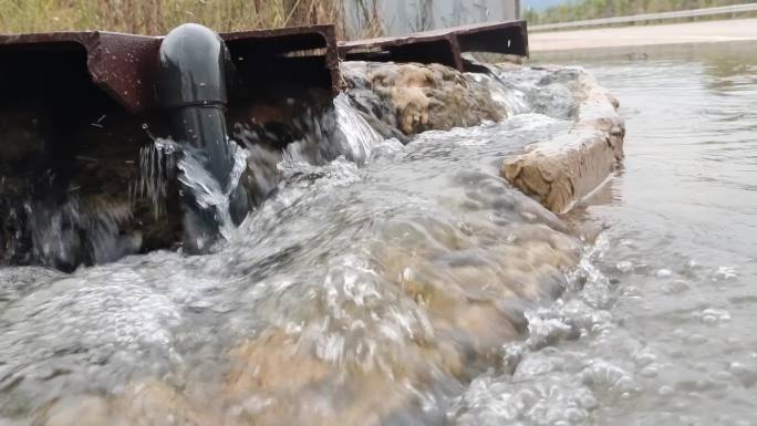 路面积水雨水地面漏水泉水溢水汽车水中行驶