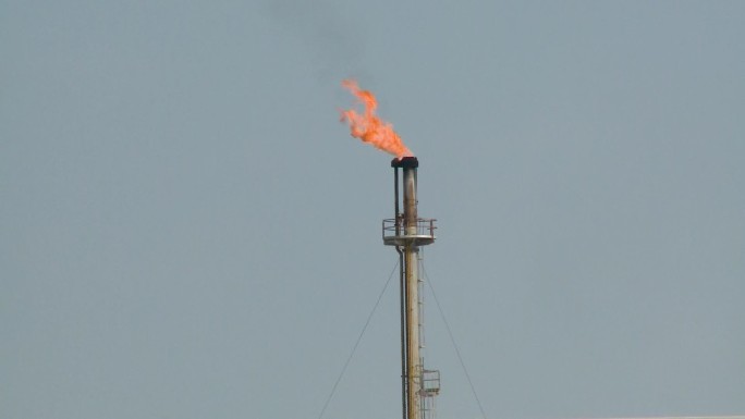 炼油厂火焰烟囱烟囱火焰燃油