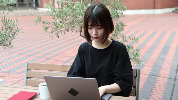 亚洲年轻女性从在线课程中学习