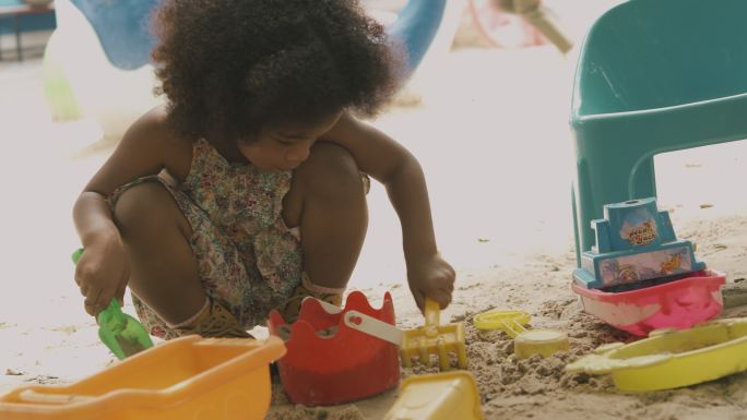 玩沙子的非洲女孩。