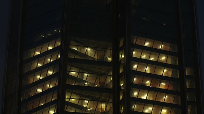 夜晚的摩天大楼。黄昏商业区，