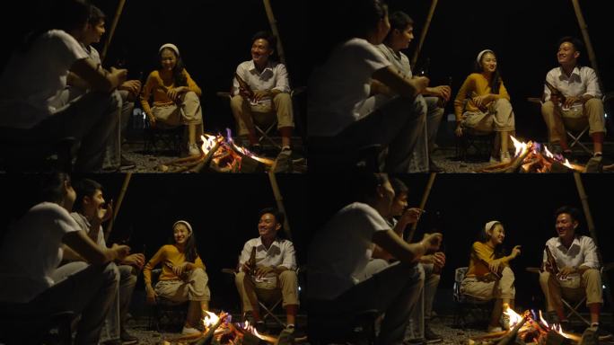 一群朋友坐在篝火旁
