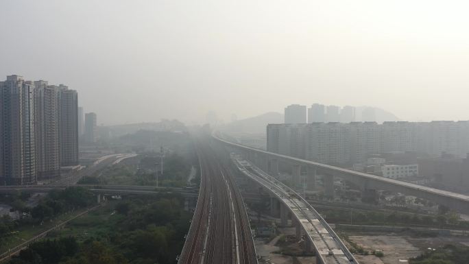 雾霾天气下的城市高架铁路