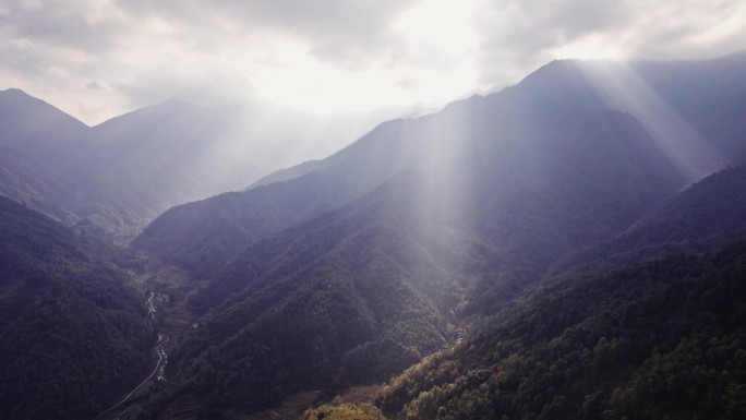 航拍大山山脉丁达尔光影4k