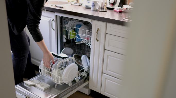 使用洗碗机摆放整理
