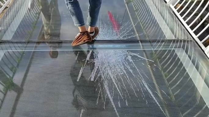 新疆巴里坤：悬空玻璃碎裂旅游栈道