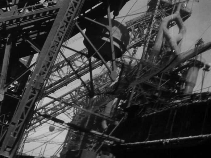 50年代一五计划鞍钢工人热火朝天炼钢场景