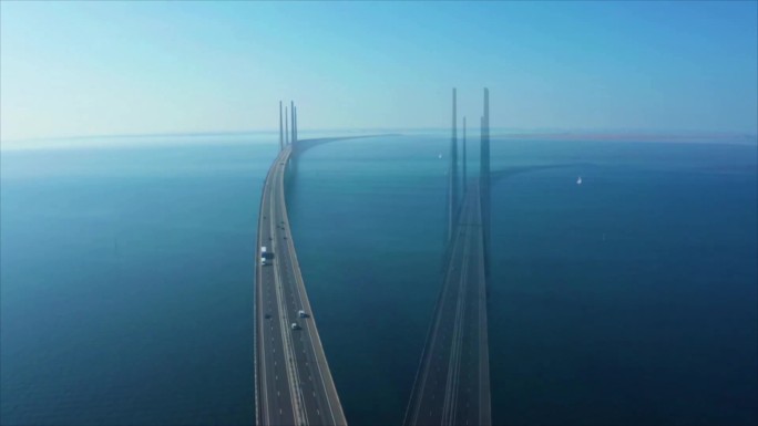 汽车驾驶穿越海峡桥梁 湛蓝大海美景