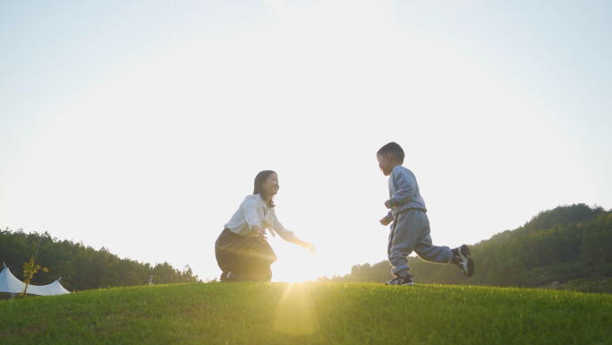 妈妈逆光拥抱孩子冲向妈妈怀抱伟大母爱拥抱