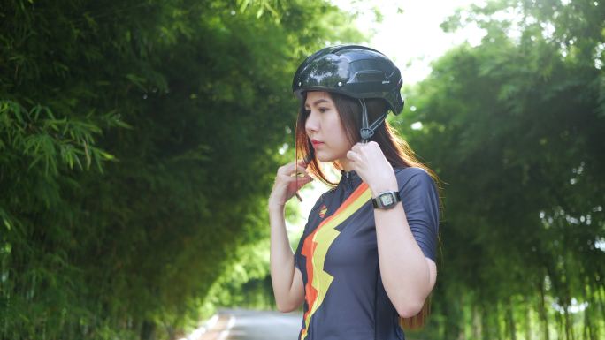 女自行车运动员在训练前戴上头盔