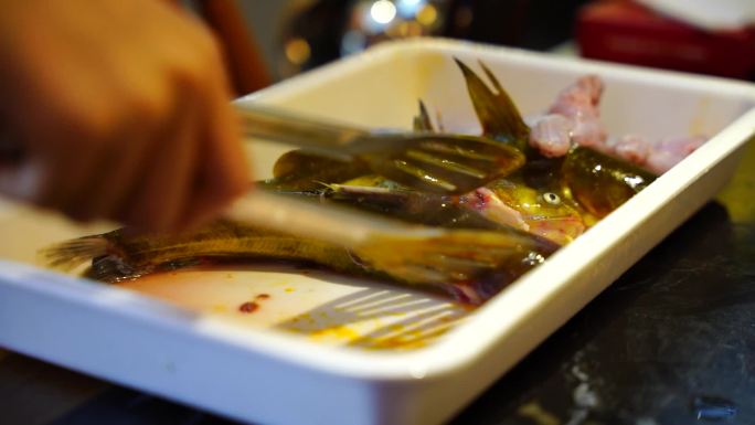 红树麻椒鱼火锅制作过程