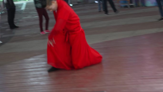网红主播在商业广场跳舞直播表演