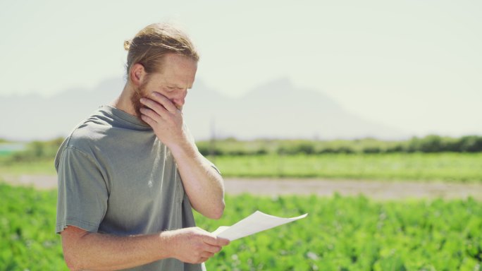 一个年轻人在农场读一封信时，看起来紧张不安的4k视频片段