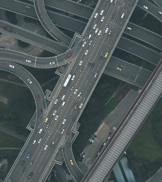 天桥和繁忙交通鸟瞰图