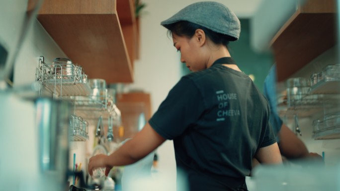 小企业的年轻女孩正在接受咖啡培训，成为一名好的咖啡师