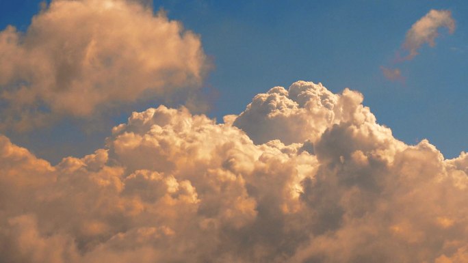 黄昏天空云延时黄色云朵夕阳云层高空积雨云