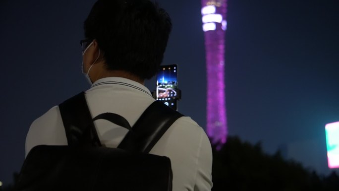 摄影爱好者晚上手机拍广州塔