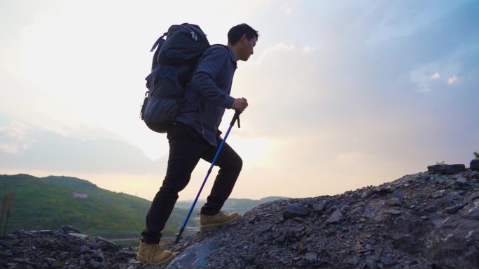 男人逆光登山爬山脚步户外探险跋山涉水攀登