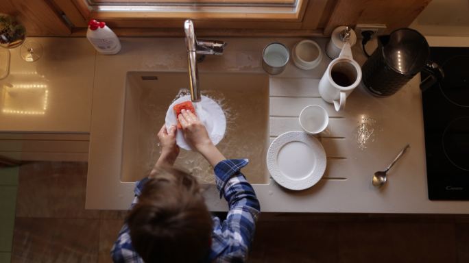 小男孩在洗碗小男孩在洗碗做家务刷碟子