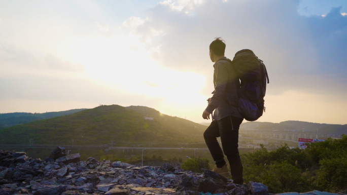 男人成功登顶户外登山运动跋山涉水攀登顶峰