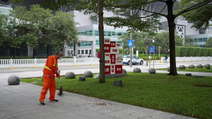 环卫工人打扫广场卫生深圳市民中心