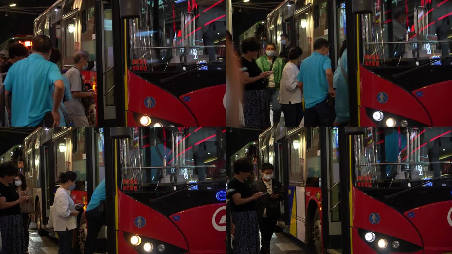 乘客晚上排队上公交车