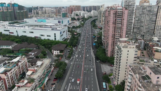 城市​​交通道路上空楼宇林立航拍车流