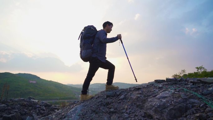 男人野外探险爬山剪影攀登顶峰逆光登山人物