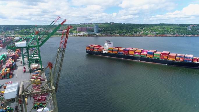 集装箱船抵达港口航拍货轮超大轮渡物流
