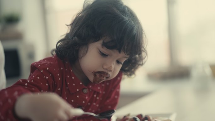 幼儿营养幼儿营养喂食小孩自己吃饭