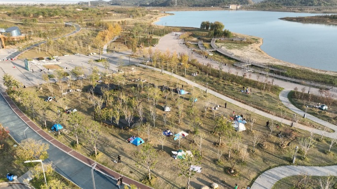 航拍九江芳兰湖湿地公园露营场景