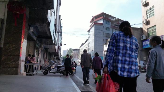 马路上买菜回家的路人甲乙丙丁