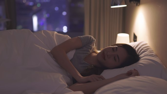 亚洲女人睡得好美梦好梦甜蜜