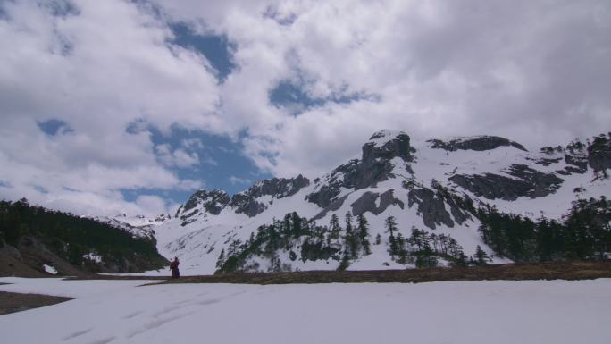 小活佛在高原雪地中行走转经