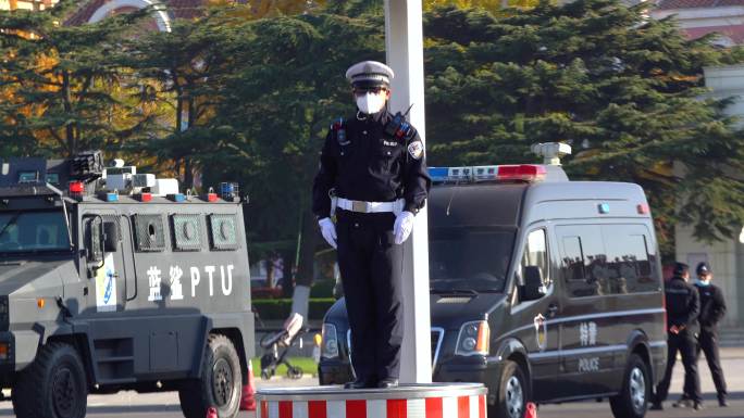 交通警察 过马路 文明出行  交警