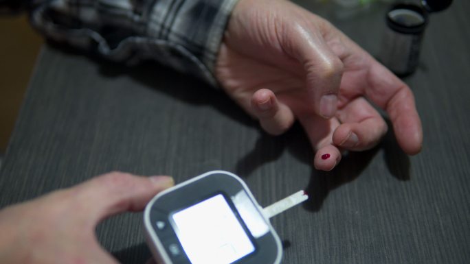 成熟糖尿病患者使用血糖仪测量血糖水平