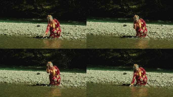藏族女子河边戏水