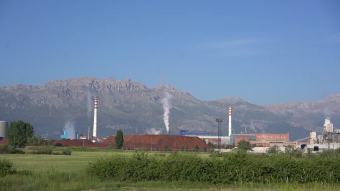 冶金厂管道冒烟。大气排放废气排放工业气体