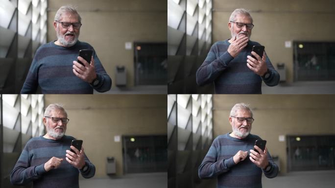 一名在地铁站用手机视频通话的老人