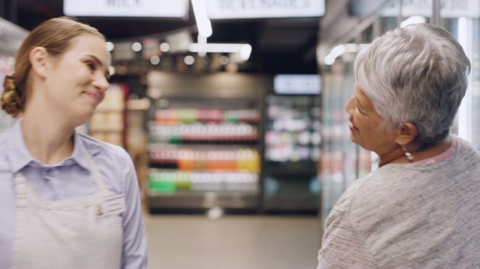 一名店员在超市帮助一名女士的4k视频片段
