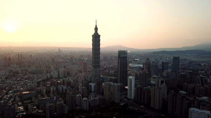鸟瞰台湾台北市全景城市景观著名塔楼日落