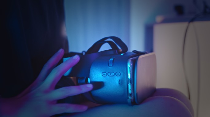 使用VR耳机的女性，在有霓虹灯的房间里