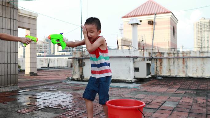 玩喷枪的孩子水枪阳台天台