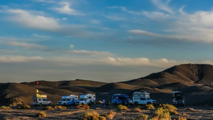中国新疆戈壁沙漠上汽车行驶的鸟瞰图。