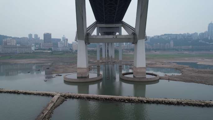 重庆桥梁下的河床航拍